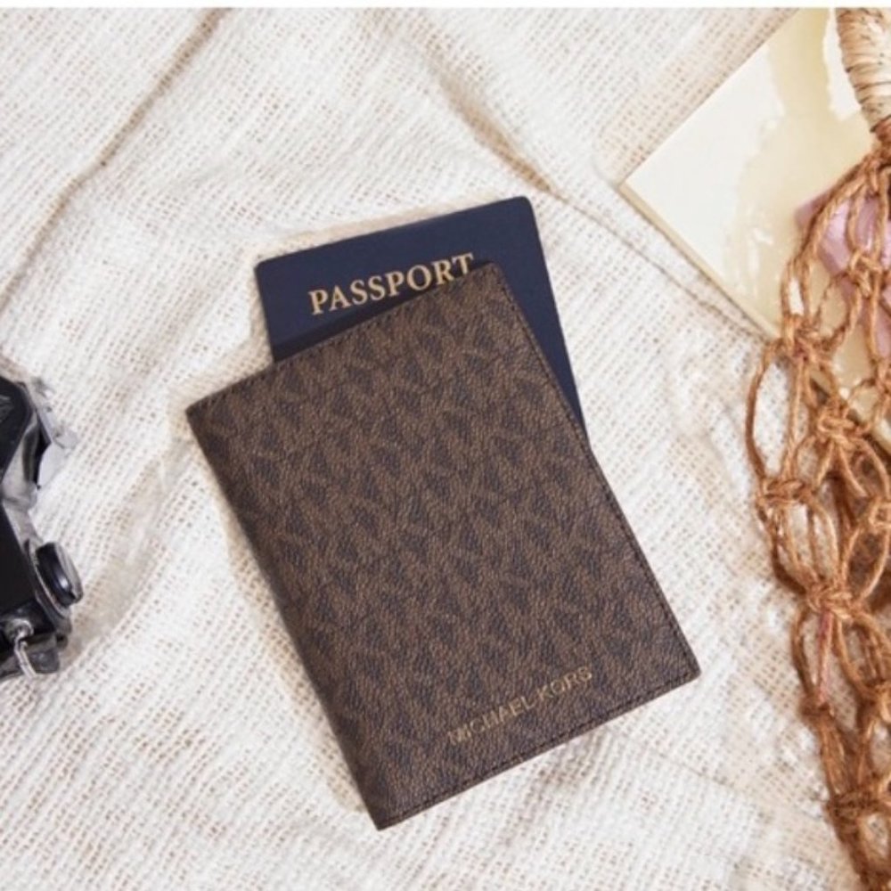 MICHAEL KORS BEDFORD WALLET PASSPORT HOLDER